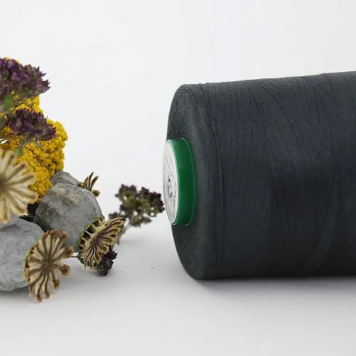 Nähgarn Karbon Grau 100% Bio Baumwolle Scanfil 5000m Kone 3 Nähgarn Karbon Grau 100% Bio Baumwolle Scanfil 5000m Kone – Bild 2