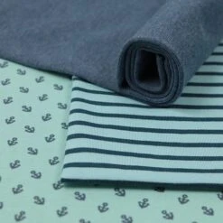 Bio Jersey Motiv Anchors Von Stoffonkel In Türkis Mit Dunkelblauen Ankern -STOFFBIOTOP Verkäufe Motiv Anchors von Stoffonkel in tuerkis 450 2